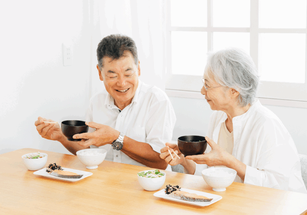 食事を楽しむ高齢夫婦