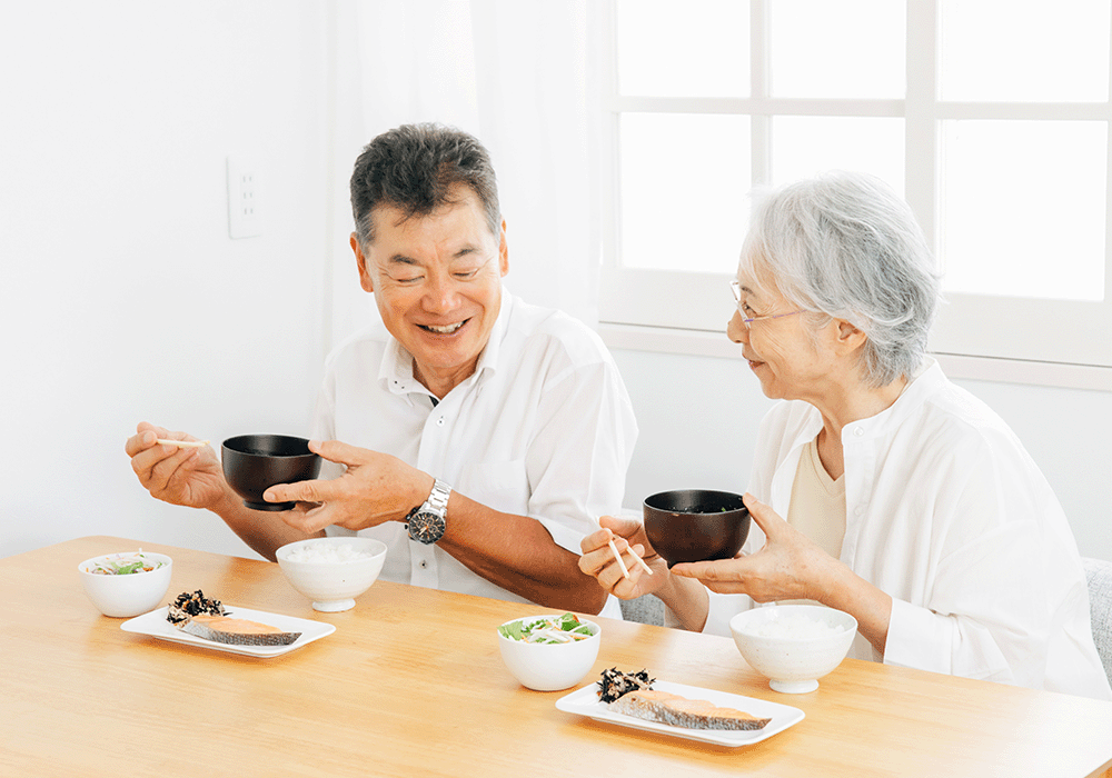 食事を楽しむ高齢夫婦
