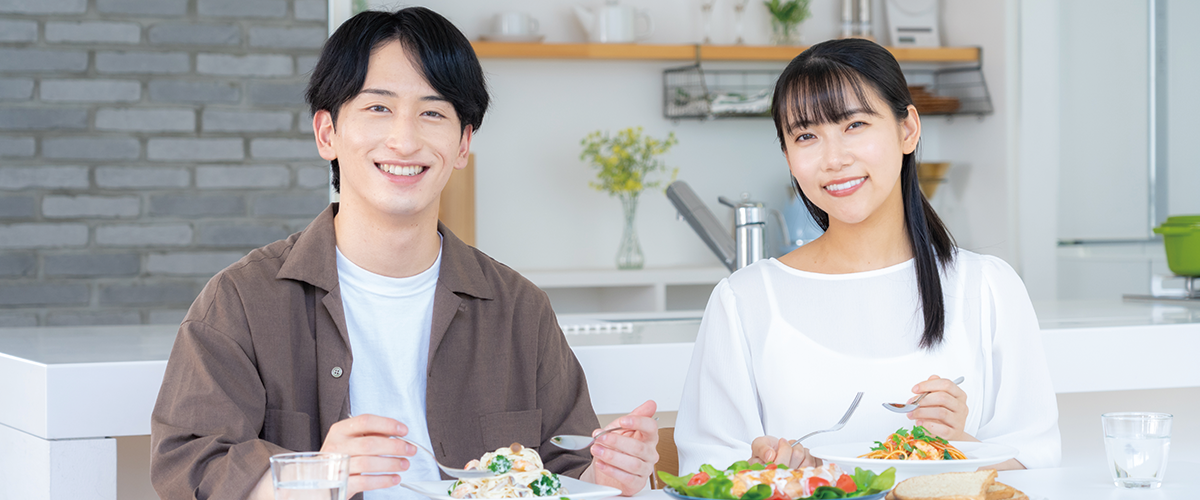 食事を楽しむ夫婦