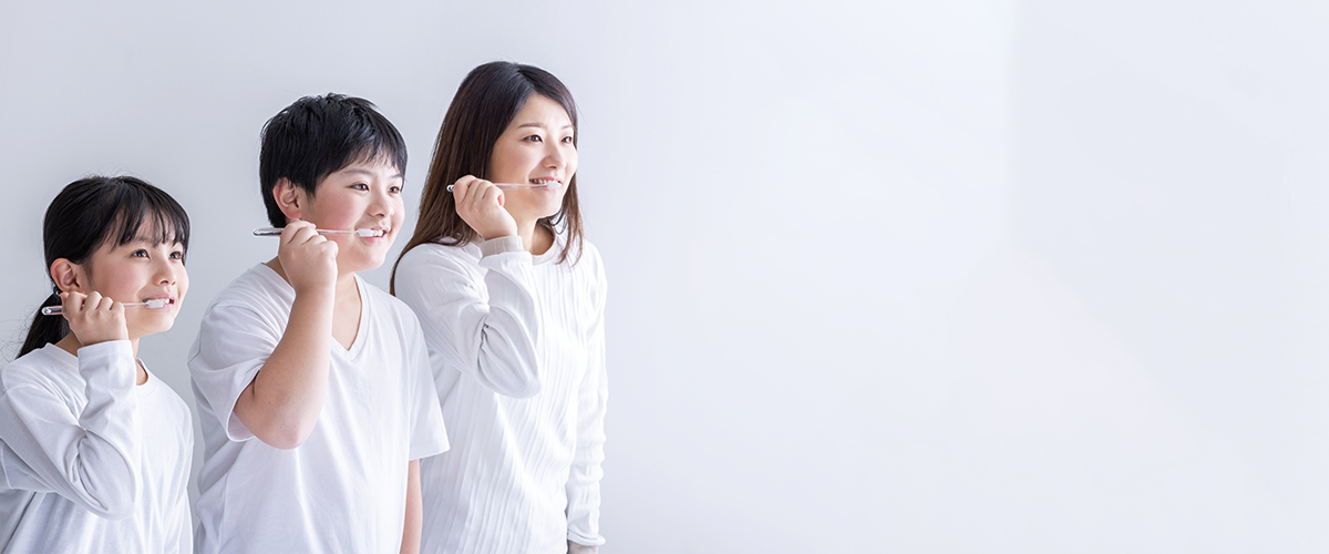 歯みがきする親子