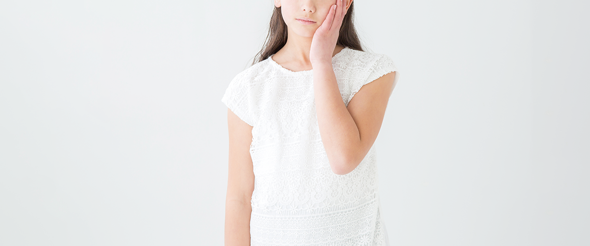 頬を抑える女性